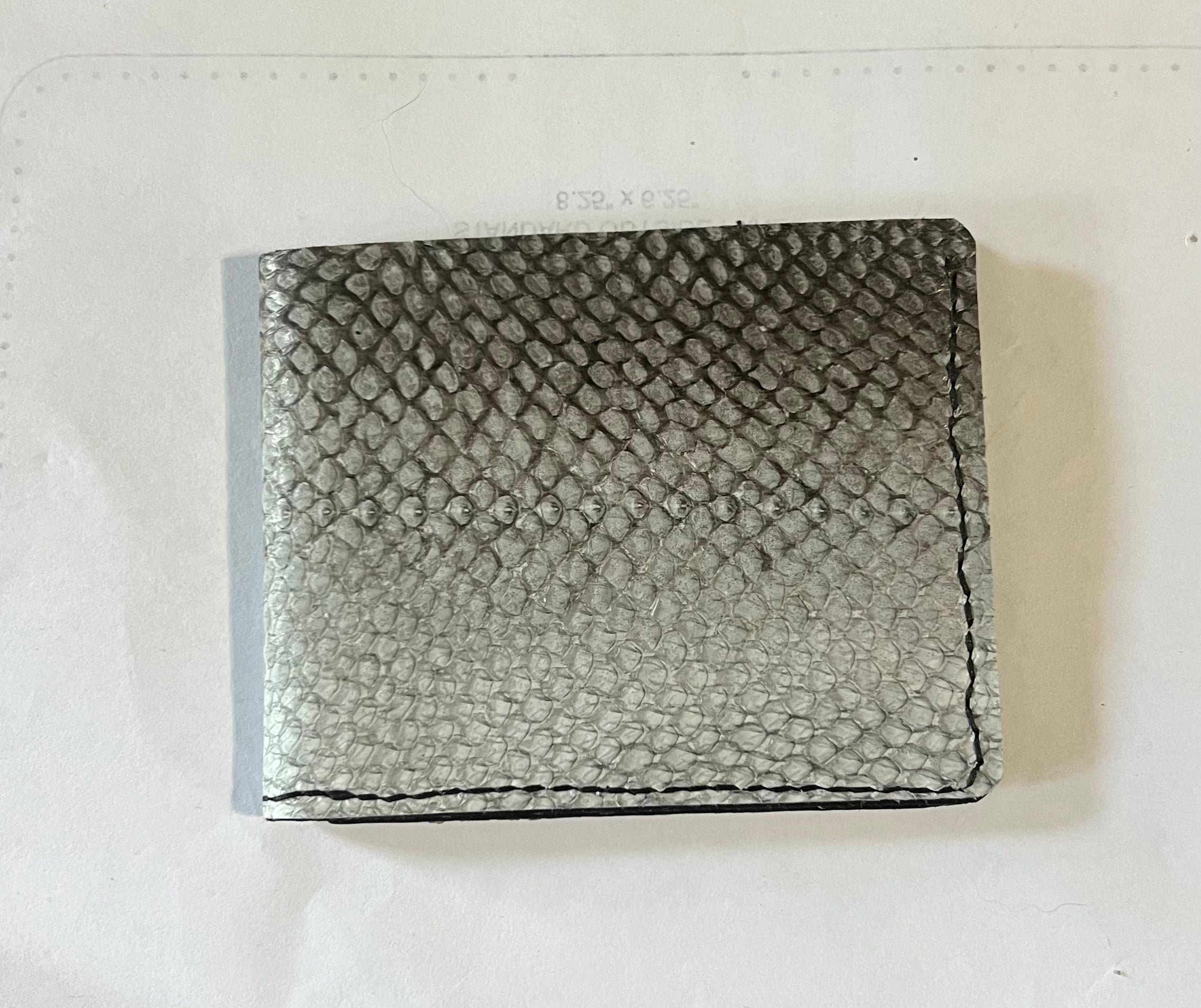 Fiskuroo hidden pocket bifold wallet