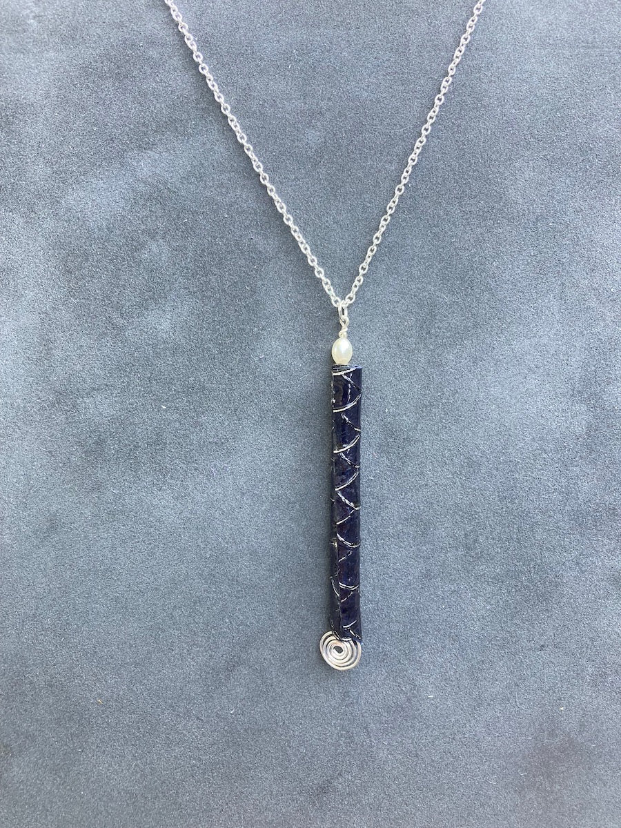 Necklace w long bead