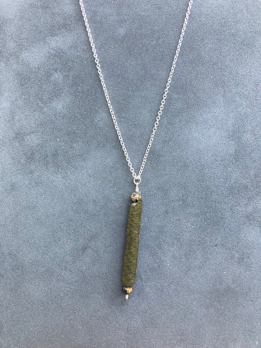 Necklace w long bead
